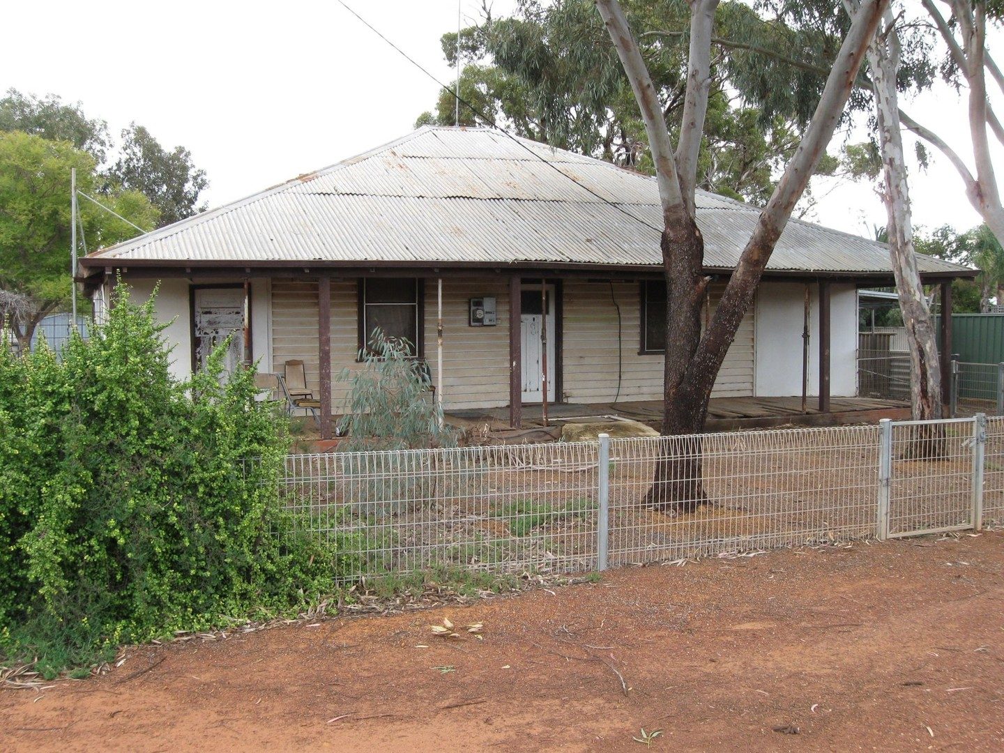 High Ceilings, Big Potential: Town-Centre Treasure Ready to Shine!