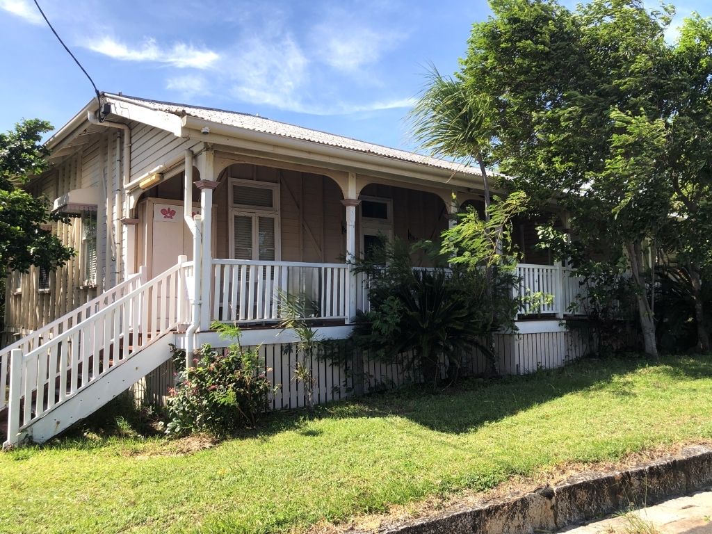 OLD QUEENSLANDER STYLE HOME – RUN YOUR SMALL BUSINESS TOO – ON MAIN STREET CORNER
